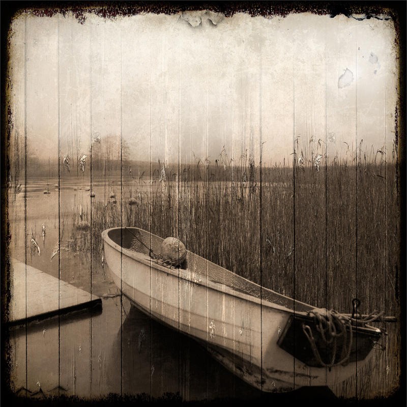 Kimberly Allen, STRANDED MORNING II (Landschaft, See, Boot, Ufer, Morgendämmerung, Dunst, Nostalgie, Fotokunst, Wohnzimmer, Treppenhaus,  Wunschgröße, sepia)