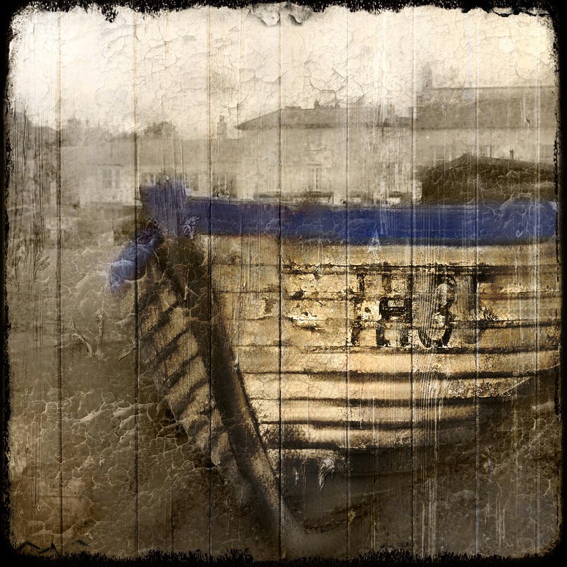 Kimberly Allen, STRANDED MORNING III (Landschaft, See, Boot, Ufer, Morgendämmerung, Dunst, Nostalgie, Fotokunst, Wohnzimmer, Treppenhaus,  Wunschgröße, sepia)