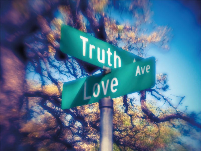 Sonja Quintero, LOVE AND TRUTH (Straßennamen, Straßenschild, Inspiration, Liebe, Wahrheit, Motivation, Fotokunst, Wunschgröße, Jugendzimmer, Treppenhaus, Schlafzimmer, bunt)