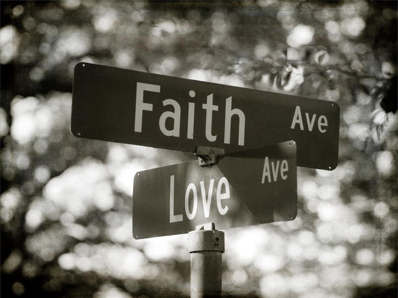 Sonja Quintero, LOVE AND FAITH (Straßennamen, Straßenschild, Inspiration, Liebe, Glauben, Motivation, Fotokunst, Wunschgröße, Jugendzimmer, Treppenhaus, Schlafzimmer, schwarz/weiß)