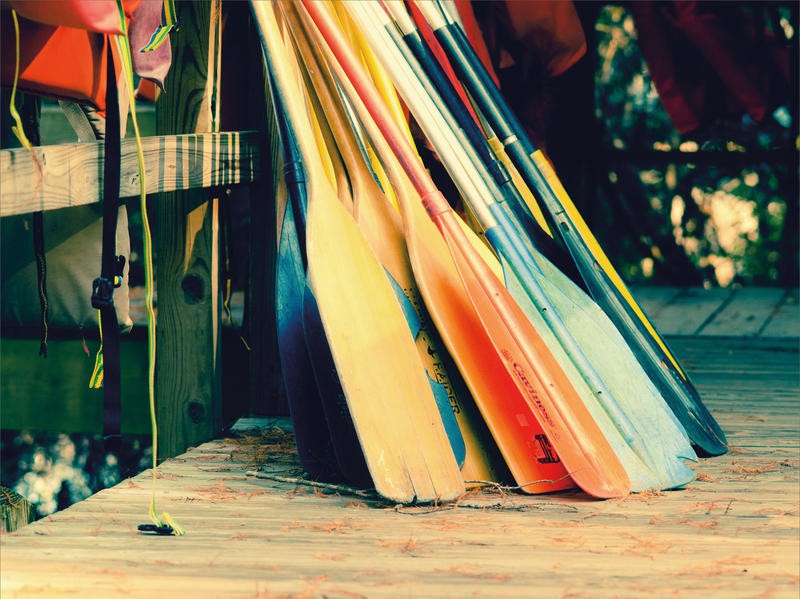 Sonja Quintero, CANOES II (Padel, Bootspadel, Lagerung, Wassersport, Fotografie, Wunschgröße, Treppenhaus, Wohnzimmer, bunt)