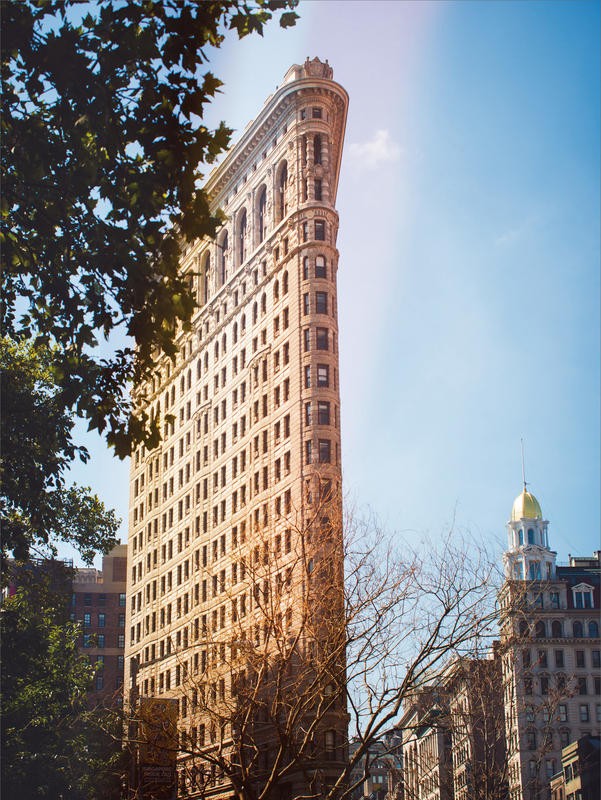 Sonja Quintero, NYC FLAT (Flatiron Building, Gebäude,  Bügeleisenhaus, Architektur, Wahrzeichen, New York, Städte, Sehenswürdigkeit, Hochhaus, Fotografie, Wohnzimmer, Wunschgröße, bunt)