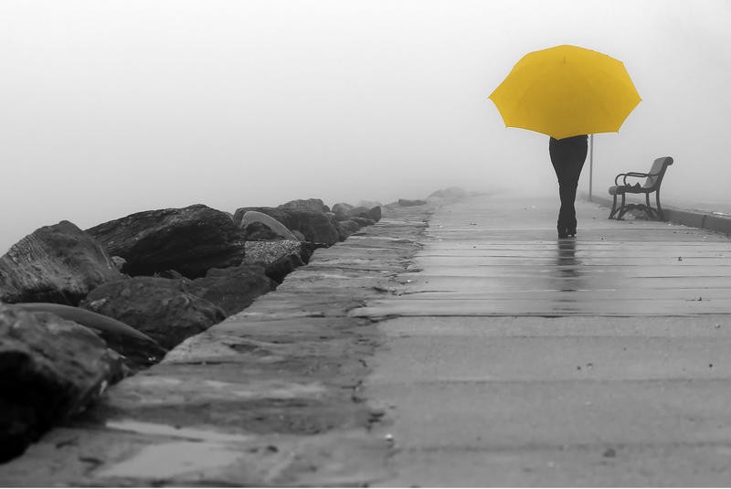 Sandro De Carvalho, IN THE RAIN I (Regenwetter, Wetter, Spaziergänger, People & Eros, Menschen, gelber Regenschirm, Straße, Altstadt, Colorspot, Fotokunst, Treppenhaus, Wohnzimmer, Wunschgröße, schwarz/weiß, gelb)