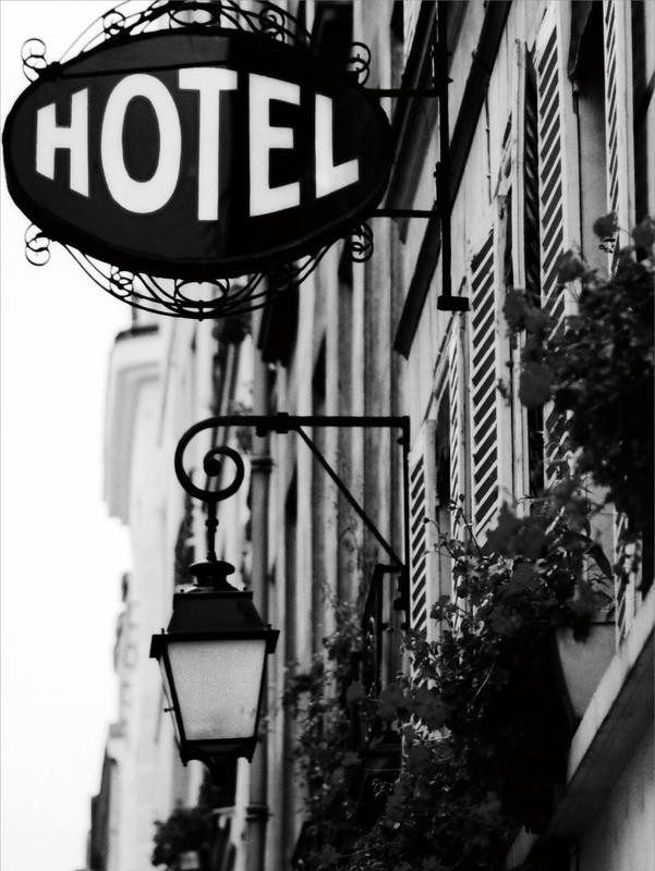 Jeff Pica, PARIS HOTEL (Paris, Frankreich, Schild, Nasenschild, Hotel, Fassade, historisch, Nostalgie, Fotografie, Wunschgröße, Wohnzimmer, Treppenhaus, schwarz/weiß)
