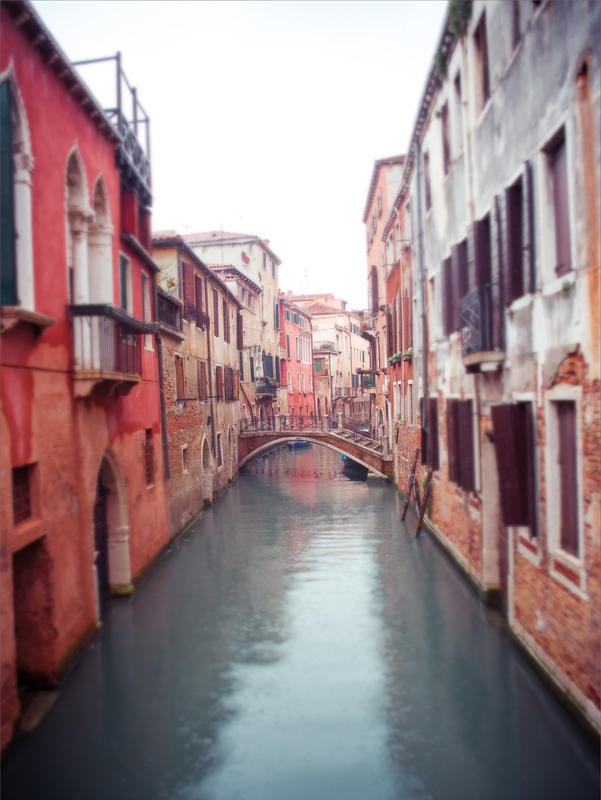 Sonja Quintero, VENICE STROLL (Venedig, Wasserstraße Rio, Brücke, Städte, Architektur,  Sehenswürdigkeit,  Fotografie, Wohnzimmer, Wunschgröße, bunt)