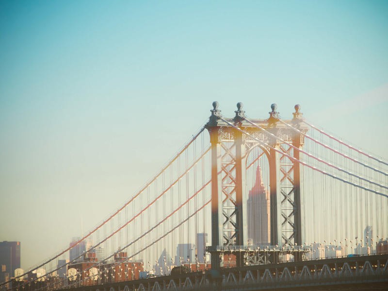 Sonja Quintero, EMPIRE ACROSS (Empire State Building, Gebäude, Architektur, Manhattan Bridge, Brückenpfeiler, Durchblick, Wahrzeichen, New York, Sehenswürdigkeit, Wolkenkratzer, Fotografie, Wohnzimmer, Wunschgröße, bunt)