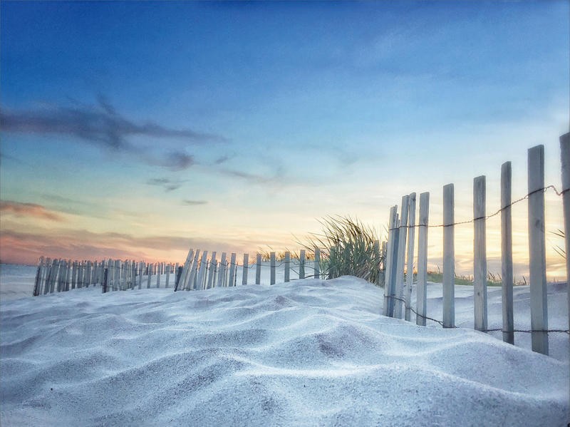 Joseph Rowland, SUNSET (Meer, Sand, Düne, Dünengras, Meeresbrise, Dämmerung, Sonnenuntergang, maritim, Zaun, Sandzäune, Fotokunst, Wohnzimmer, Treppenhaus, Wunschgröße, bunt)