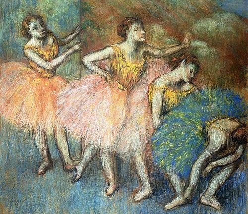 Edgar Degas, Tänzerinnen in grün und gelb (Danseuses Vertes et Jaunes). Um 1903 (Degas,Edgar,1834-1917,Christie's Images Ltd,Pastell auf Papier,19. Jahrhundert,20. Jahrhundert,Impressionismus,Edgar Degas,Ballett,Ballerina,Ballerinas,Tänzerin,Tänzerinnen,Tutu,Bühne,rosa,warten,Aufführung,nach vorne lehnen,Pastell, französischer impress)