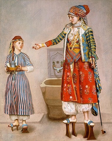 Jean-Étienne Liotard, Eine Frau in einer türkischen Tracht gibt in einem Hamam Anweisungen an ihre Dienerin. (Klassizismus, türkisches Bad, Stelzenschuhe, Frau, Mädchen,  orientalisch, farbenfroh, Waschbecken, Hamam, Tradition, Kostüm, Kopfbedeckung, Tracht, Wohnzimmer, Treppenhaus, Klassiker, Wunschgröße)