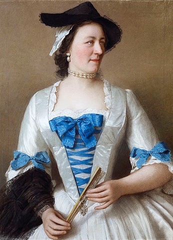 Jean-Étienne Liotard, Porträt von Lady Tyrrell in einem weißen Seidenkleid mit moirierten Schleifen. (Klassizismus, Dame, Portrait, Eleganz, Perlen, Perlenohrringe, blaue Schleifen, geschnürt, Korsett, Taille, Mode, modisch, Fächer, Lady Tyrrell, Wunschgröße, Wohnzimmer, Klassiker)