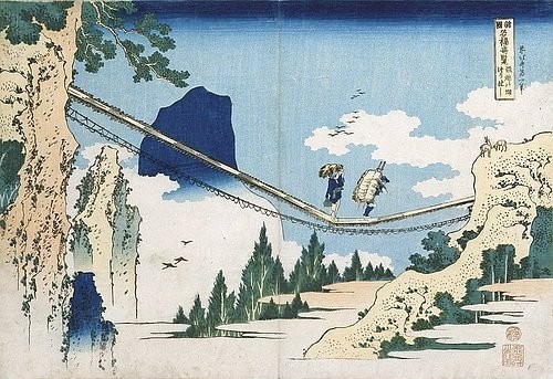 Katsushika Hokusai, Minister Toru, aus der Reihe 'Gedichte aus China und Japan, widergespiegelt im Leben'. (Hokusai,Katsushika,1760-1849,Christie's Images Ltd,Holzschnitt,koloriert,Christie's Images,Katsushika Hokusai,japan,japanisch,holzschnitt,Nagaban tate-e,landschaft,brücke,schlucht,abgrund,wanderer,zwei personen,berge,gebirge,übergang,wanderung,reise)