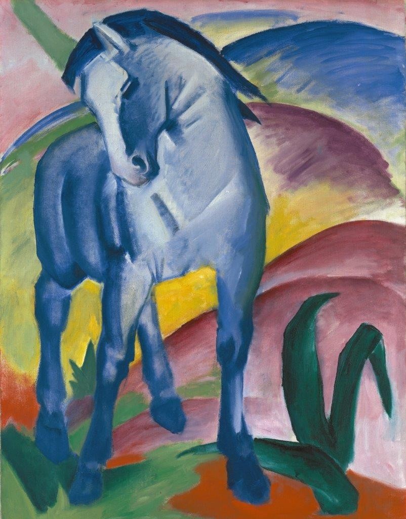 Franz Marc, Blaues Pferd I., 1911. (München,Städtische Galerie,Marc,Franz,1880-1916,Pferd,Marc,Franz Marc,blau,20. Jahrhundert,20. Jh.,farbenfroh,bunt,Blauer Reiter,Deutschland,deutsch,Expressionismus,expressionistisch,expressiv,abstrakt,Tier,Pferd,Blau,Pflanze,Landschaft,Hügel,Natur,stolz,)