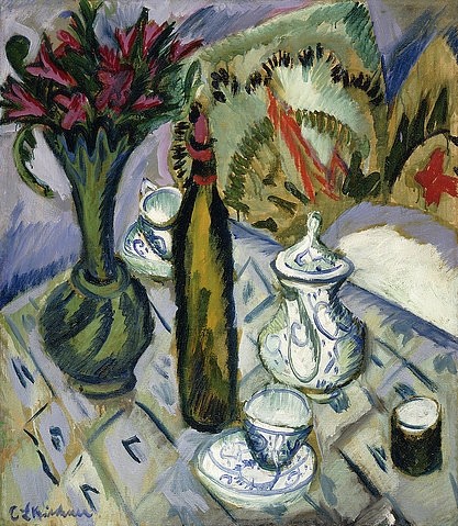 Ernst Ludwig Kirchner, Teekanne, Flasche und rote Blumen. 1912 (Öl auf Leinwand,20. Jahrhundert,Stillleben,Expressionismus,Kirchner,Ernst Ludwig,1880-1938,Christie's Images Ltd,Ernst Ludwig Kirchner,Blumenvase,Blumenstrauß,niemand,Zuckerdose,Tisch,gedeckter,Flasche,Tasse,Teekanne,Kaffeekanne,nachmittags)