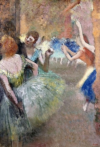 Edgar Degas, Ballettszene (Scène de Ballet). Ca. 1885 (Degas,Edgar,1834-1917,Christie's Images Ltd,Öl auf Leinwand,19. Jahrhundert,Impressionismus,Edgar Degas,erhobene Arme,Ballett,Ballerina,Ballerinas,Tänzerin,Tänzerinnen,Tanz,Bühne,Auftritt,Theater,Frauen,Unterhaltung,Aufführung,Tutu,warten,Rückenansicht,Hä)