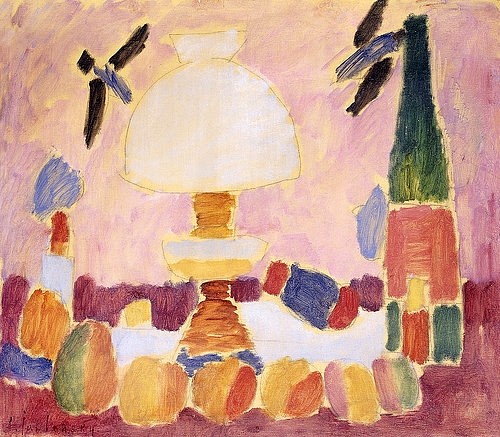 Alexej von Jawlensky, Petroleumlampe und Flasche vor Schwalbentapete. (Stillleben,auf leinengeprägtem Papier,aufgelegt auf Karton,20. Jahrhundert,Öl,Christie's Images Ltd,1864-1941,Jawlensky,Alexej von,Alexej von Jawlensky,Blauer Reiter,Lampe,Flasche,rosa,Tisch,Tapete,Schwalben,pink,Tischlampe)
