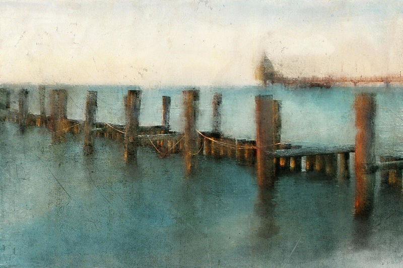 Kimberly Allen, A Day at the Pier (Bohlen, Holzpflöcke, Steg, maritim, Meeresbrise, Meer, Grafik, modern, zeitgenössisch, Treppenhaus, Badezimmer, Wohnzimmer, Wunschgröße, blau, braun)