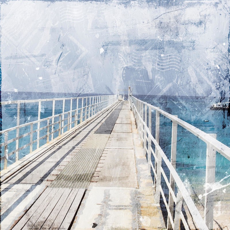 Milli Villa, Postcard From The Pier 1 (Meer, Pier, Steg, Brücke,  Horizont, maritim, modern, zeitgenössisch, Fotokunst, Malerei, Mischtechnik, Wunschgröße, bunt)