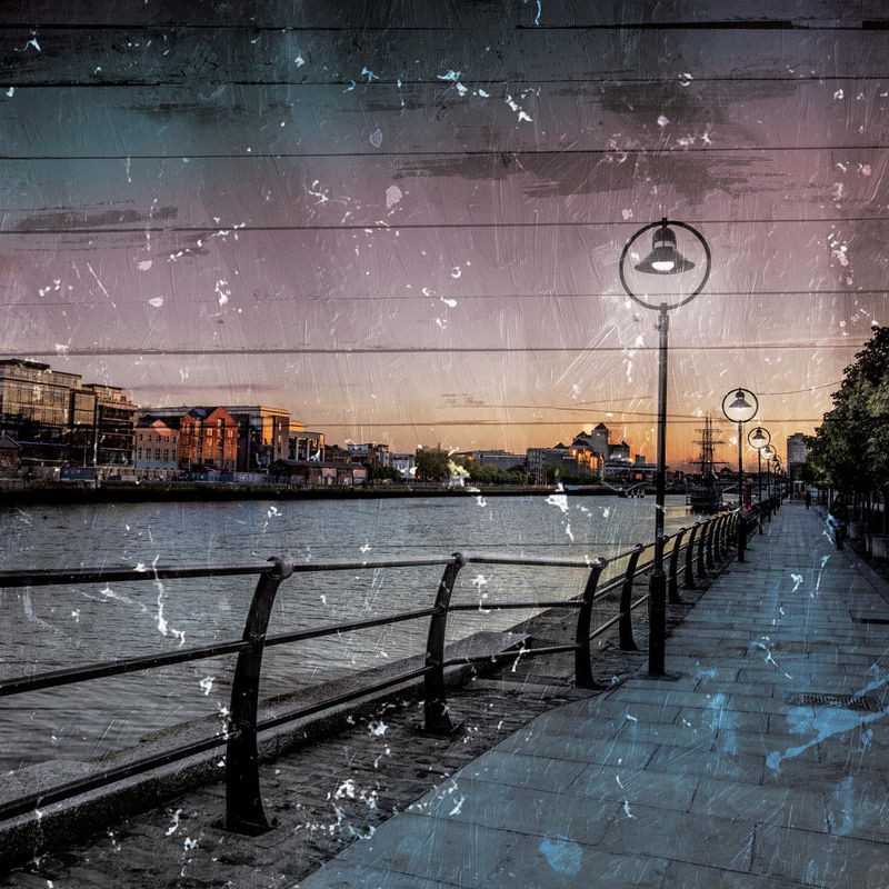 Milli Villa, Out For A Walk (Fluss, Stadt, Spazieren, Gehweg, Sonnenuntergang, Abendstimmung, modern, zeitgenössisch, Fotokunst, Wunschgröße, bunt)