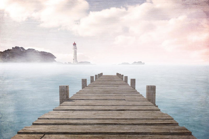Kimberly Allen, Out to Sea scene (Holzsteg, Meer, Dunst, Leuchtturm, Meeresbrise, Fotokunst, Treppenhaus, Badezimmer, Wohnzimmer, Wunschgröße, bunt)