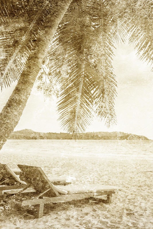 Kimberly Allen, A Day at the Beach 1 (Strand, Meer, Palme, Urlaub, Sand, Liegestühle, Meeresbrise, Fotokunst, Treppenhaus, Badezimmer, Wohnzimmer, Wunschgröße, sepia)