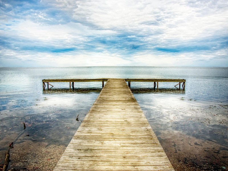 Danny Head, Down the Pier 2 (Steg, Holzsteg, Meer, maritim, Meeresbrise, Horizont, Wohnzimmer, Treppenhaus, Arztpraxis, Fotokunst, Wunschgröße, bunt)