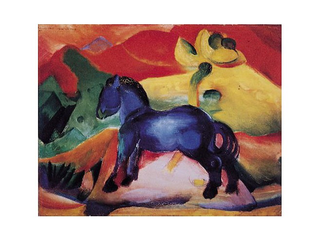 Franz Marc, Blaues Pferdchen (Malerei, Expressionismus, blaues Pferd, kleines Pferd, Tier, figurativ, Landschaft, Hügel, klassische Moderne, Wohnzimmer, Arztpraxis, Treppenhaus, blau / bunt)