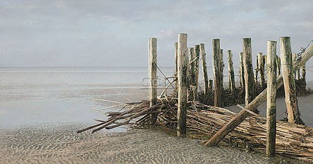 Peter van der Ploeg, Waiters (Malerei, modern, Fotorealismus, Meeresbrise, maritim, Meer, Ebbe, Sand, Strand, Holz, Pflöcke,  Sonnenlicht, Entspannung, Ruhe, Treppenhaus, Wohnzimmer, Schlafzimmer,  bunt)