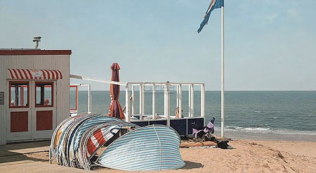 Peter van der Ploeg, Ola (Malerei, modern, Fotorealismus, Meeresbrise, maritim, Meer, Strandcafe, Strand, verlassen, Horizont, Treppenhaus, Wohnzimmer, bunt)