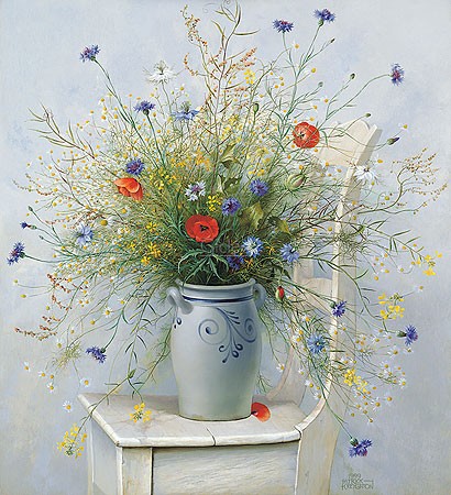 Patrick Creyghton, Summer bouquet (Malerei, Natur, Stilleben, Blumen, Blumenstrauss, Strauss, Sommerblumen, Kornblumen, Mohnblumen, Wiesenblumen, Wildblumen, alter Holzstuhl, Steinguttopf, naturalistisch, Wohnzimmer, Treppenhaus, bunt)