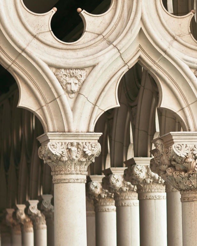 Tracey Telik, Iconic (Architektur, Gebäude, Palast, Säulen, Kapitelle, Dogenpalast, Venedig, Fotokunst, Wunschgröße, Treppenhaus, Wohnzimmer)