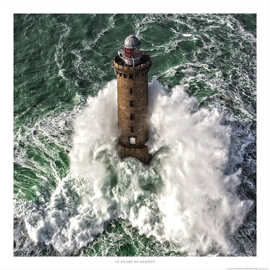 Philip Plisson, Le phare de Kéréon - Finistère - Bretagne (Leuchtturm, Meer, Brandung, Frankreich, Atlantik, Gischt, Meeresbrise, maritim, Luftbild, Fotokunst, Wohnzimmer, Badezimmer, Treppenhaus, bunt)