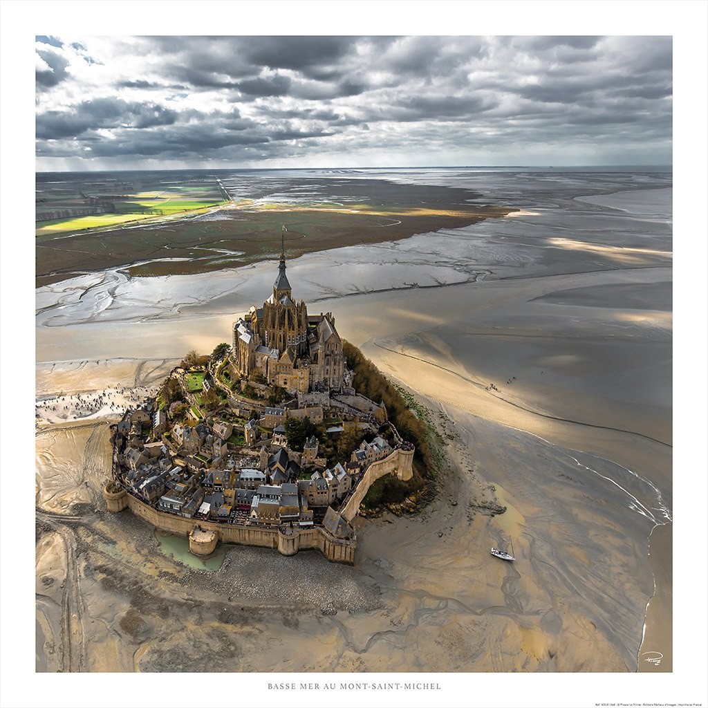 Philip Plisson, Le Mont-Saint-Michel entre ciel et basse mer - Normandie (Kirche, Gotik, Ebbe-Flut, Frankreich, Normandie, Kulturerbe, Sehenswürdigkeit, Meeresbrise, Meer, Treppenhaus, Luftbild, Vogelperspektive, Horizont, Wohnzimmer,  Fotokunst, bunt)
