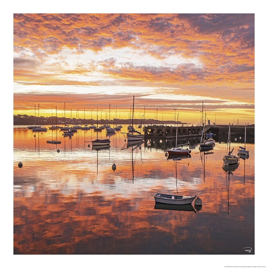 Philip Plisson, La Trinité sur Mer – Le Port (Bretagne, Meer, Meeresbrise, Segelboote, Sonnenuntergang, Spiegelungen, Wolken, Horizont, Treppenhaus,  Wohnzimmer, Frankreich, Fotokunst, bunt)