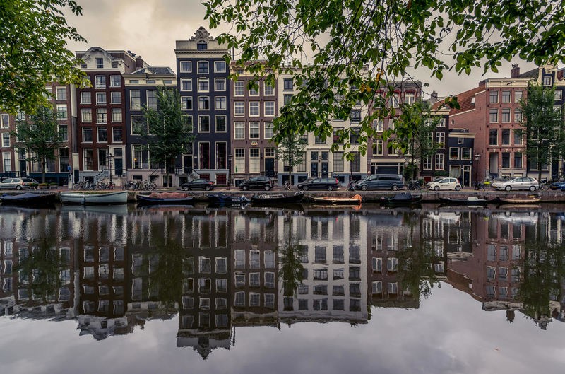 Vladimir Kostka, Amsterdam Reflections (Amsterdam, Städte, Gracht, Kanal, Brücke, Architektur, Häuser, Herrenhäuser, Spiegelungen, Wunschgröße, Fotografie, Wohnzimmer, Treppenhaus, bunt)