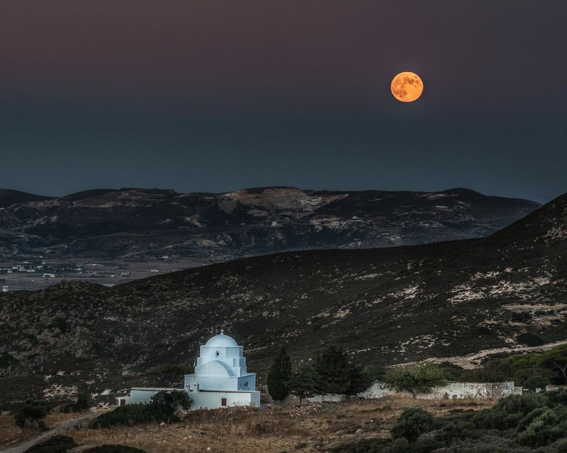 Vladimir Kostka, Milos Harvest Moon (Landschaften, Milos, Griechenland, Insel, Nachtszene, weiße Kirche, Herbstmond, Vollmond, Fotografie, Wunschgröße, Wohnzimmer, Treppenhaus, bunt)