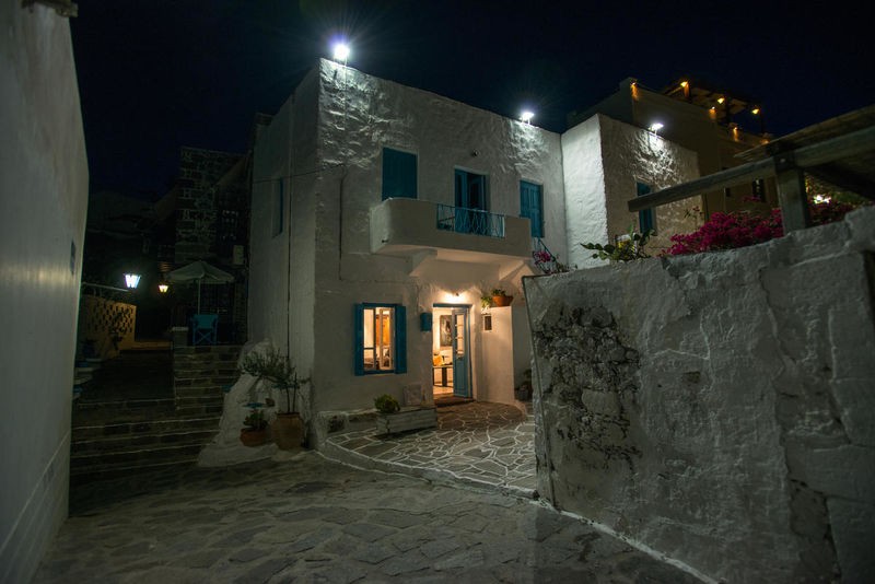 Vladimir Kostka, Milos Island House (Stadt, Häuser, Milos, Griechenland, Insel, Nachtszene, Beleuchtung, Idylle, Fotografie, Wunschgröße, Wohnzimmer, Treppenhaus, bunt)
