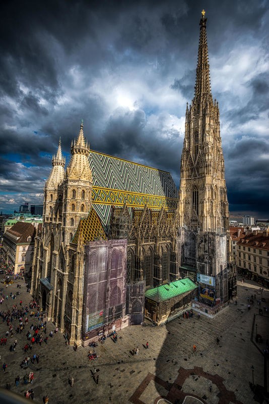 Vladimir Kostka, Vienna Cathedral (Stefansdom, Dom, Kirche, Kathedrale, Architektur, Wien, Städte, Österreich, Gotik,Wolken, dramatisch, Fotografie, Wunschgröße, Wohnzimmer, Treppenhaus, bunt)