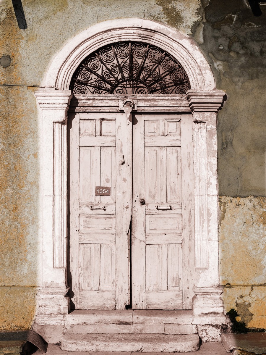 Sheldon Lewis, Toned Vintage Door (Architektur, Tor, Pforte, Portal, historisch, Wohnzimmer, Treppenhaus, Schlafzimmer, Wunschgröße, Fotokunst, bunt)