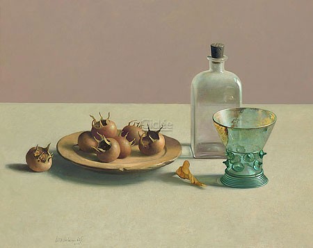 Henk Helmantel, Still life with glassware and medlars (Malerei, Stillleben, Tisch, Mispeln, antikes Glas, Glasflasche, Früchte,  Esszimmer, Küche, bunt)