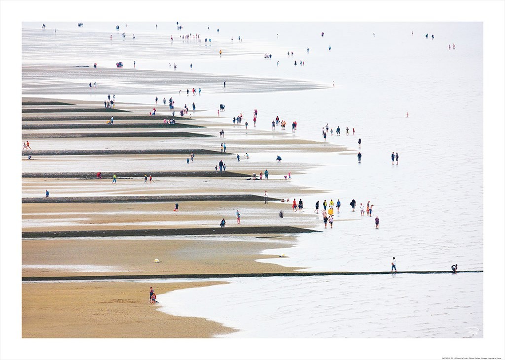 Philip Plisson, Plage du nord (Strand, Sandstrand, Urlauber, Touristen, Badende, Luftbild, Meer, maritim, Treppenhaus,  Wohnzimmer, Fotokunst, bunt)