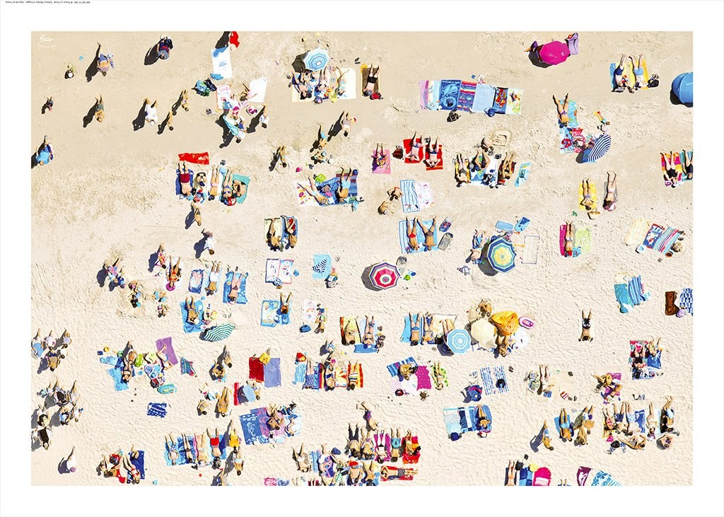 Philip Plisson, Vacances d'été (Strand, Sandstrand, Urlauber, Touristen, Sommer, Luftbild, Treppenhaus,  Wohnzimmer, Fotokunst, bunt)