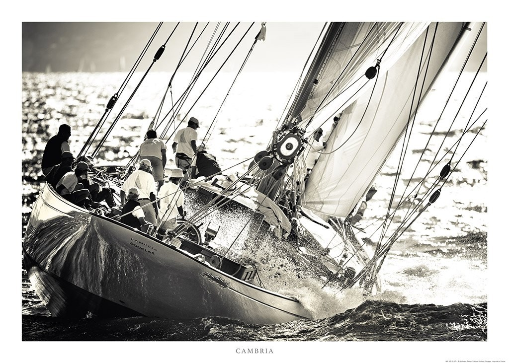 Guillaume Plisson, Cambria - Classic Yacht (Segelboot, Segeln, Segelsport, Meeresbrise, Treppenhaus,  Wohnzimmer, Fotokunst, schwarz/weiß)