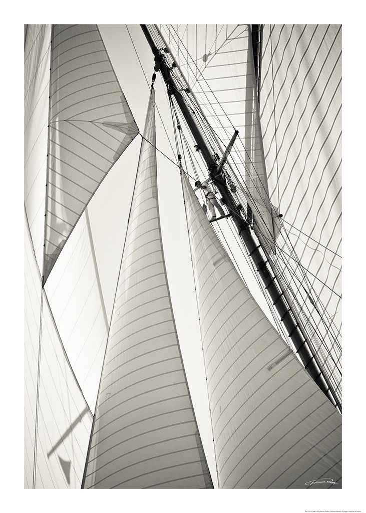 Guillaume Plisson, Haut Perché - Classic Yacht (Segelboot, Segel, Wind,  Segelsport, Meeresbrise, Nostalgie, Treppenhaus, Badezimmer, Wohnzimmer, Fotokunst, schwarz/weiß)