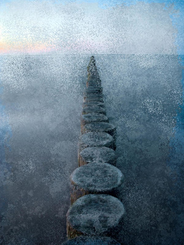 Kimberly Allen, In a Row (Bohlen, Holzpflöcke, maritim, Meeresbrise, Meer, Unendlichkeit, Horizont, Grafik, modern, zeitgenössisch, Treppenhaus, Badezimmer, Wohnzimmer, Wunschgröße, blau)