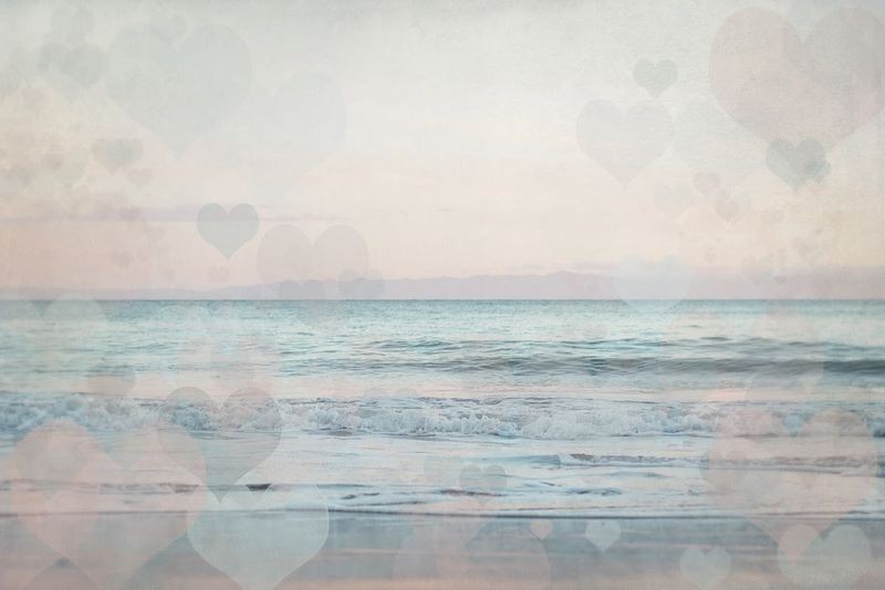 Elizabeth Urquhart, Oceans Of Love 2 (Meer, Strand, Wellen, Horizont, Herzen, maritim, Fotokunst, Wohnzimmer, Treppenhaus, Wunschgröße, bunt)