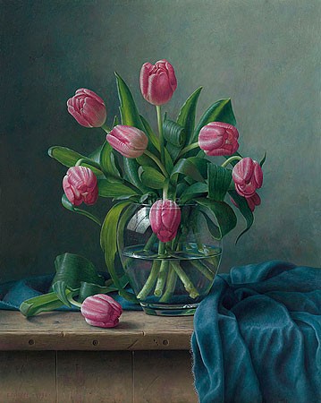 Eric De Vree, Tulips (Malerei, Stillleben, Natur, Blumen, Tulpen, Vase, Holztisch, blaues Tischtuch, naturalistisch, Schlafzimmer, Wohnzimmer, bunt)