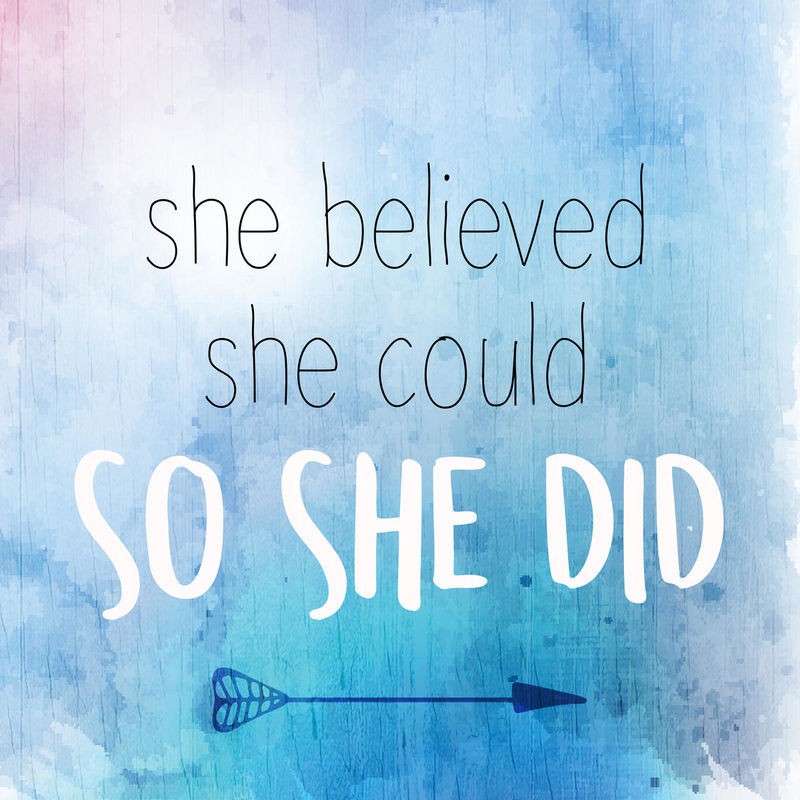 Kimberly Allen, She Believed (Motivation, Inspiration,  Überzeugung, Selbstbewusstsein, Selbstvertrauen, Pfeil, Typografie, Schrift, Grafik, Wohnzimmer, Treppenhaus, Jugendzimmer, Wunschgröße, hellblau)