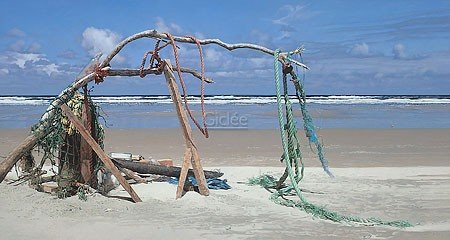 Peter van der Ploeg, Rope catches the wind (Malerei, modern, Fotorealismus, Meeresbrise, maritim, Meer, Strand, Wellen, verlassen, Horizont, Treppenhaus, Wohnzimmer, bunt)