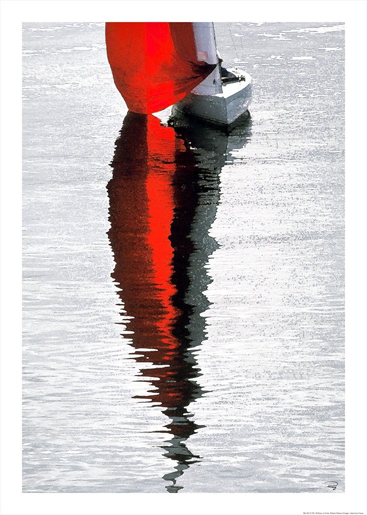 Philip Plisson, Voile rouge - La Trinité sur mer (Segelschiff, Spiegelung, Wasser, rotes Selgel, Segelsport, Meeresbrise, Meer, Treppenhaus, Badezimmer, Wohnzimmer, Photokunst, Fotokunst, bunt)