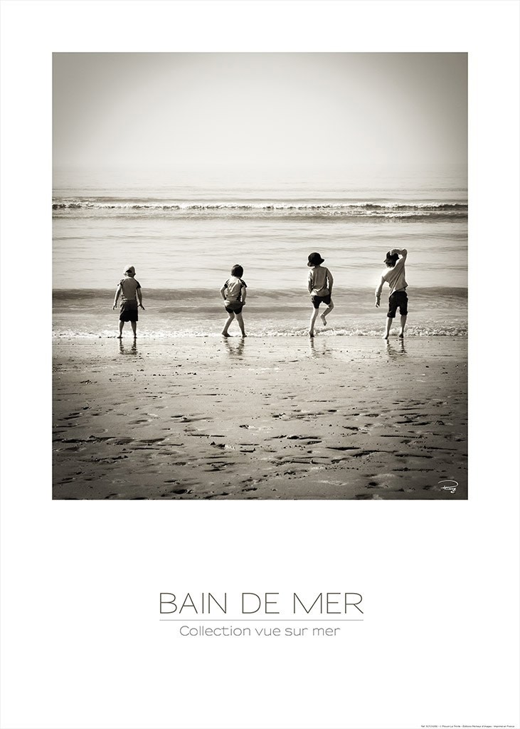 Philip Plisson, Bain de Mer en Bretagne (Atlantik, Ozean, Bretagne, Sandstrand, spielende Kinder, Wellen, Meeresbrise, Meer, Treppenhaus, Badezimmer, Treppenhaus, Wohnzimmer, Plakat, schwarz/weiß)
